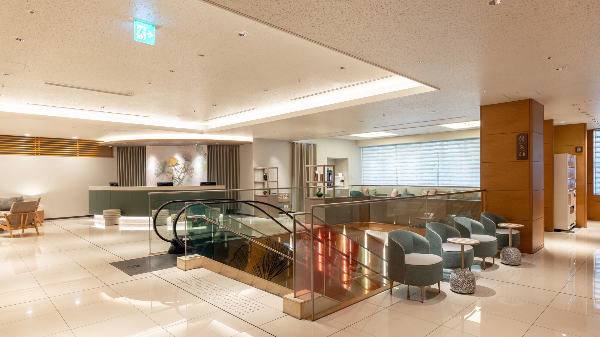 開放感のあるロビー。広いソファでゆっくりとお過ごしください