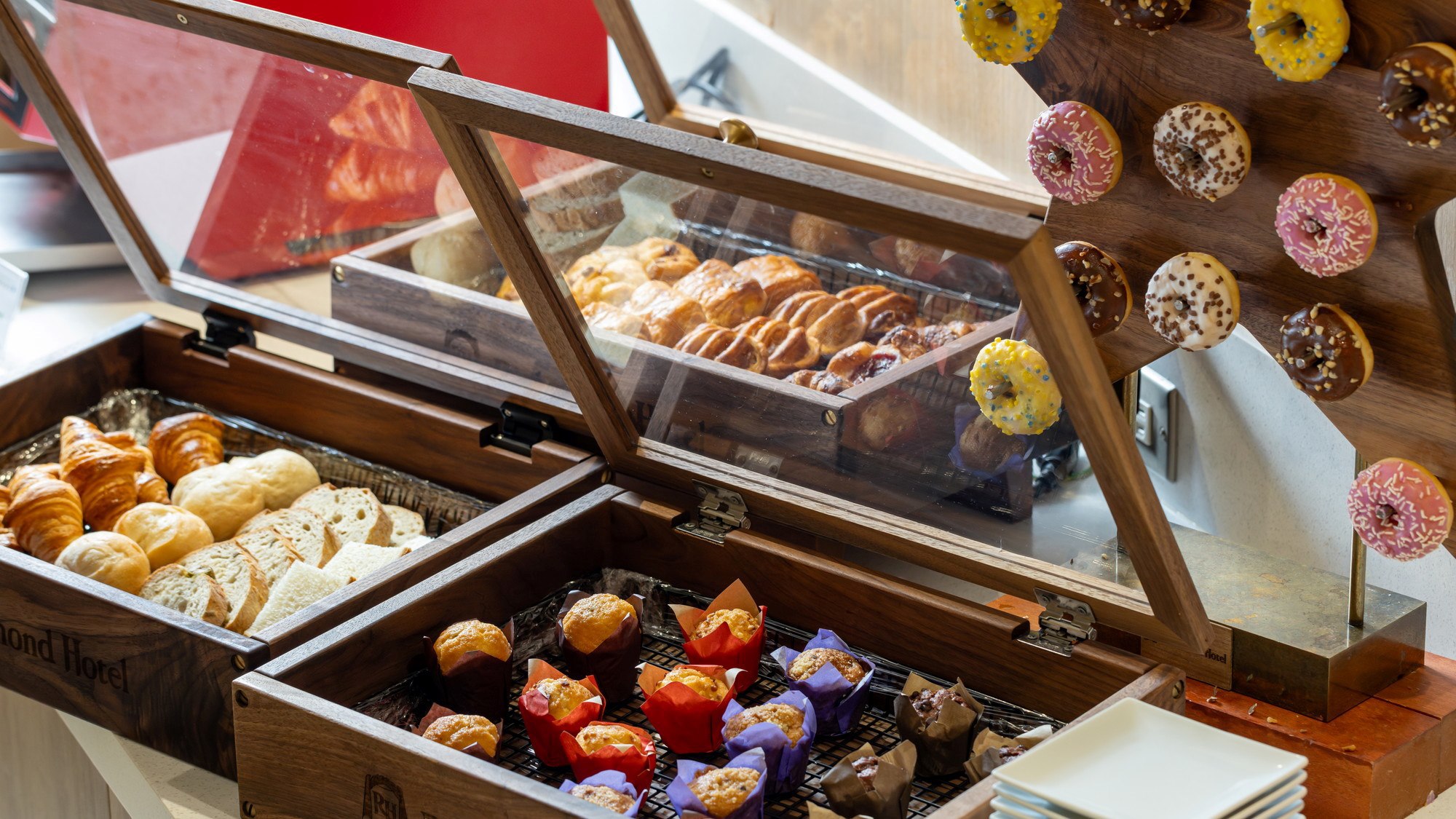 【アネックス】パンや小さなマフィンもあります