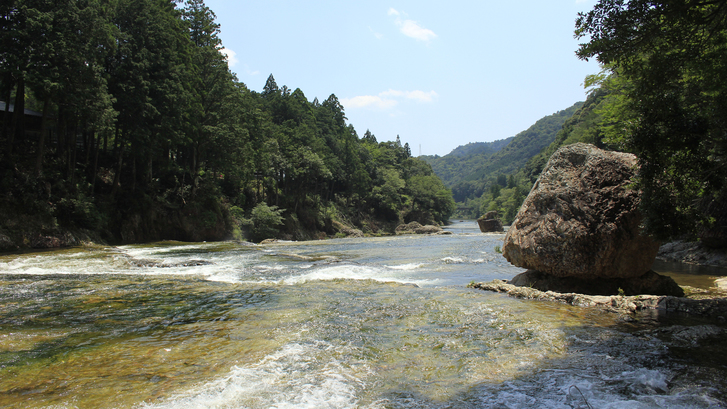 夏になると天然プールとして人でにぎやかになります