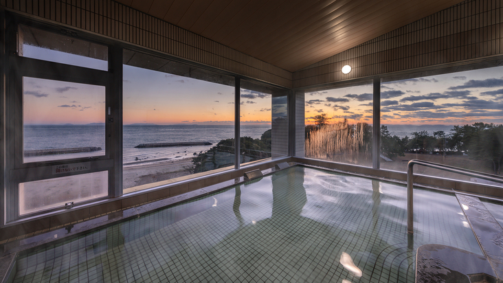 【大浴場−男湯】二面に広がる窓から、美しい朝陽がご覧いただけます。