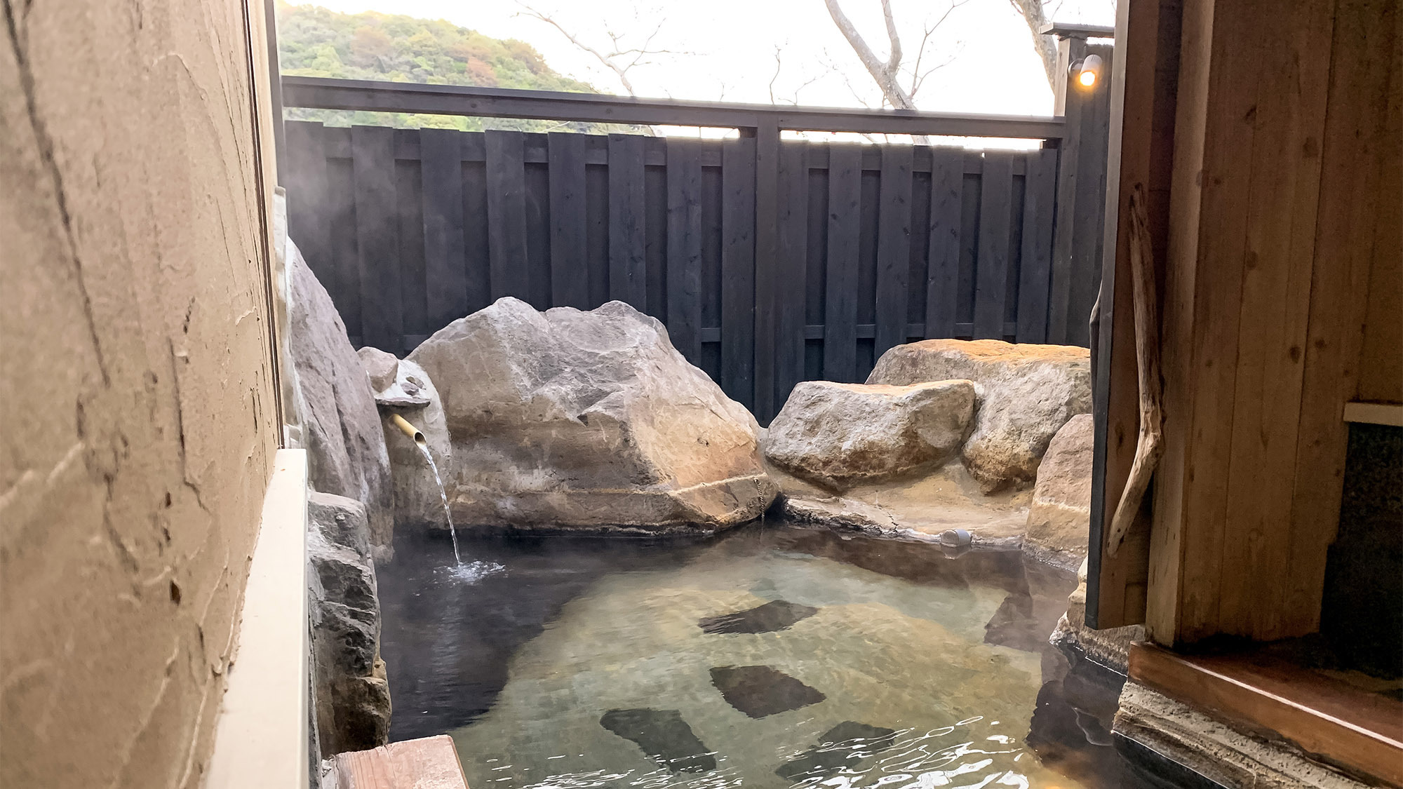 ・大岩を使用した露天と内湯がつながった広々とした造りです