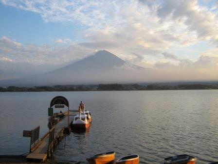 コテージ戸沢センターからの10月夕暮れの富士と湖