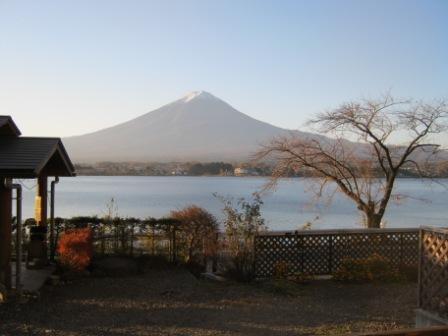 E型から眺めた夕暮れの富士と湖