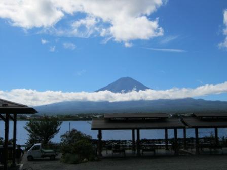 戸沢センターからの秋の富士山とたなびく雲