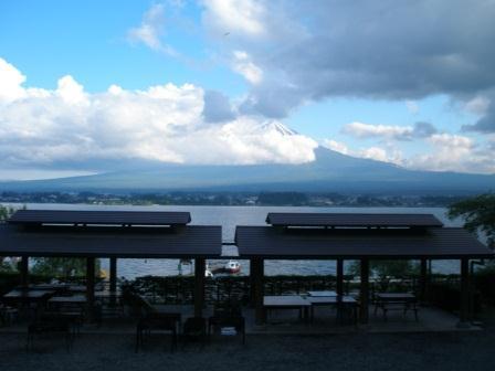 B型コテージから見た、BBQハウスと富士山