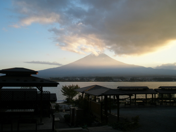 11月、夕暮れの富士山