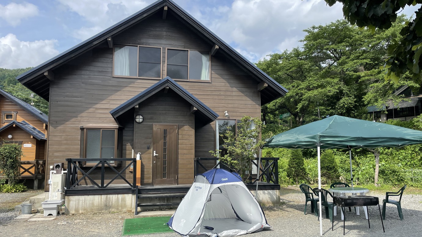 ・コテージ貸別荘前でバーベキュー♪ターフテント、ワンタッチテントは各千円でレンタル可能。持込みも歓迎