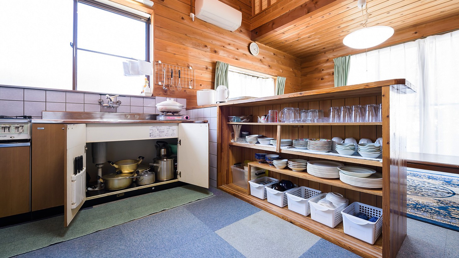 ・ログコテージには、食器や調理用具など一通りそろっています。