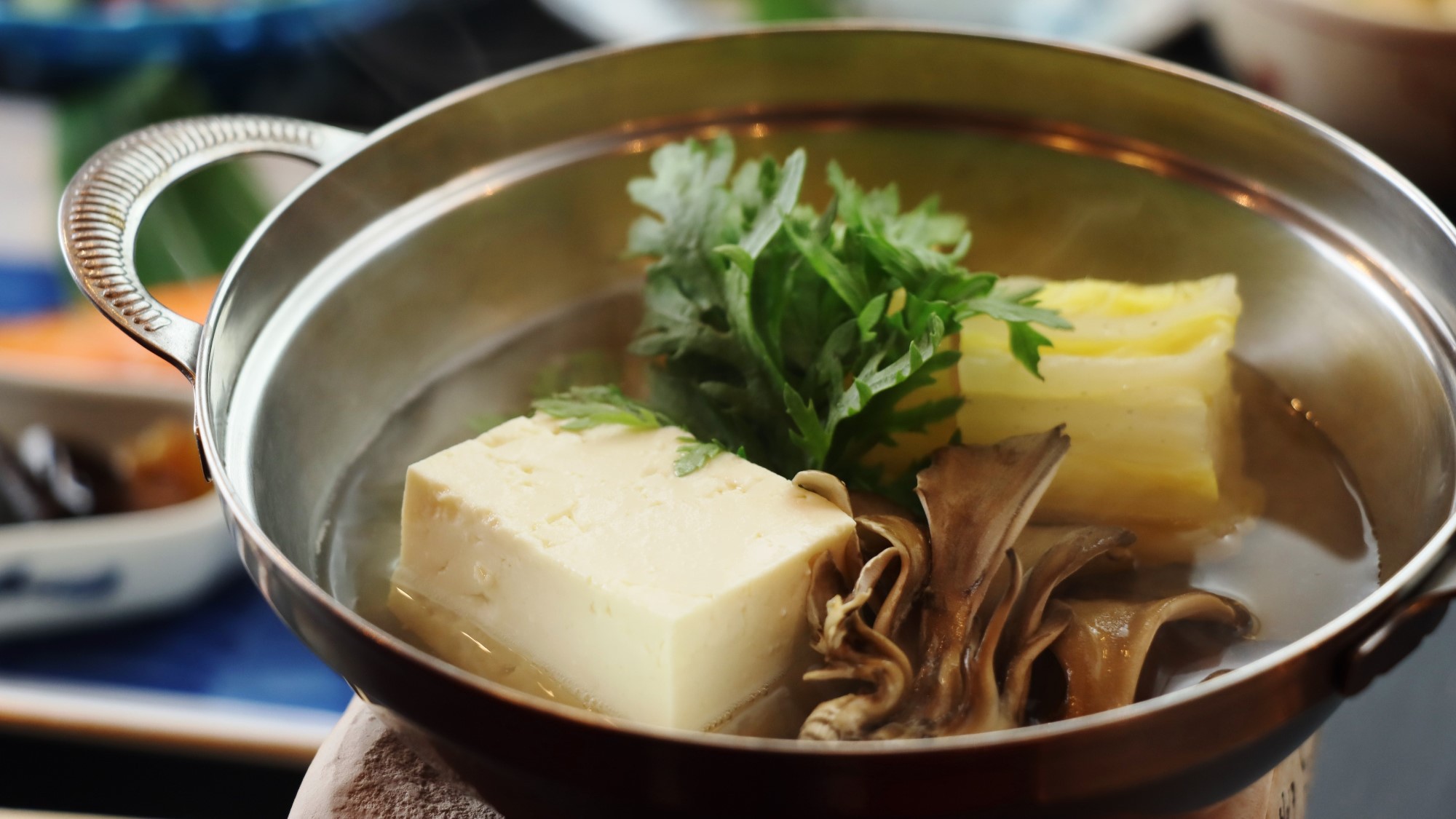 朝食の湯豆腐。夕食に飛騨牛の朴葉味噌焼きの場合には。