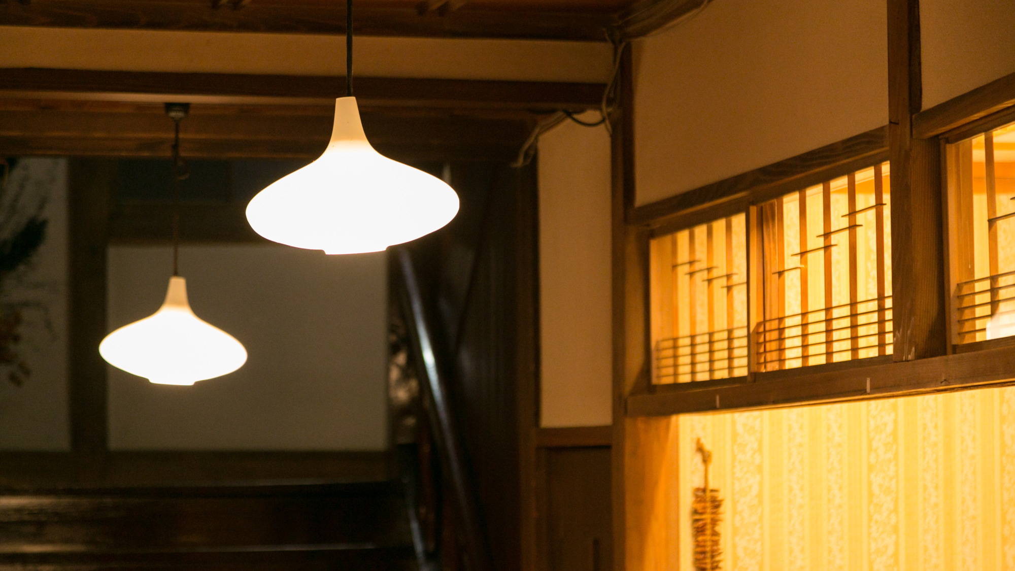【本館】廊下のどこか懐かしい光を灯す、廊下の電灯。