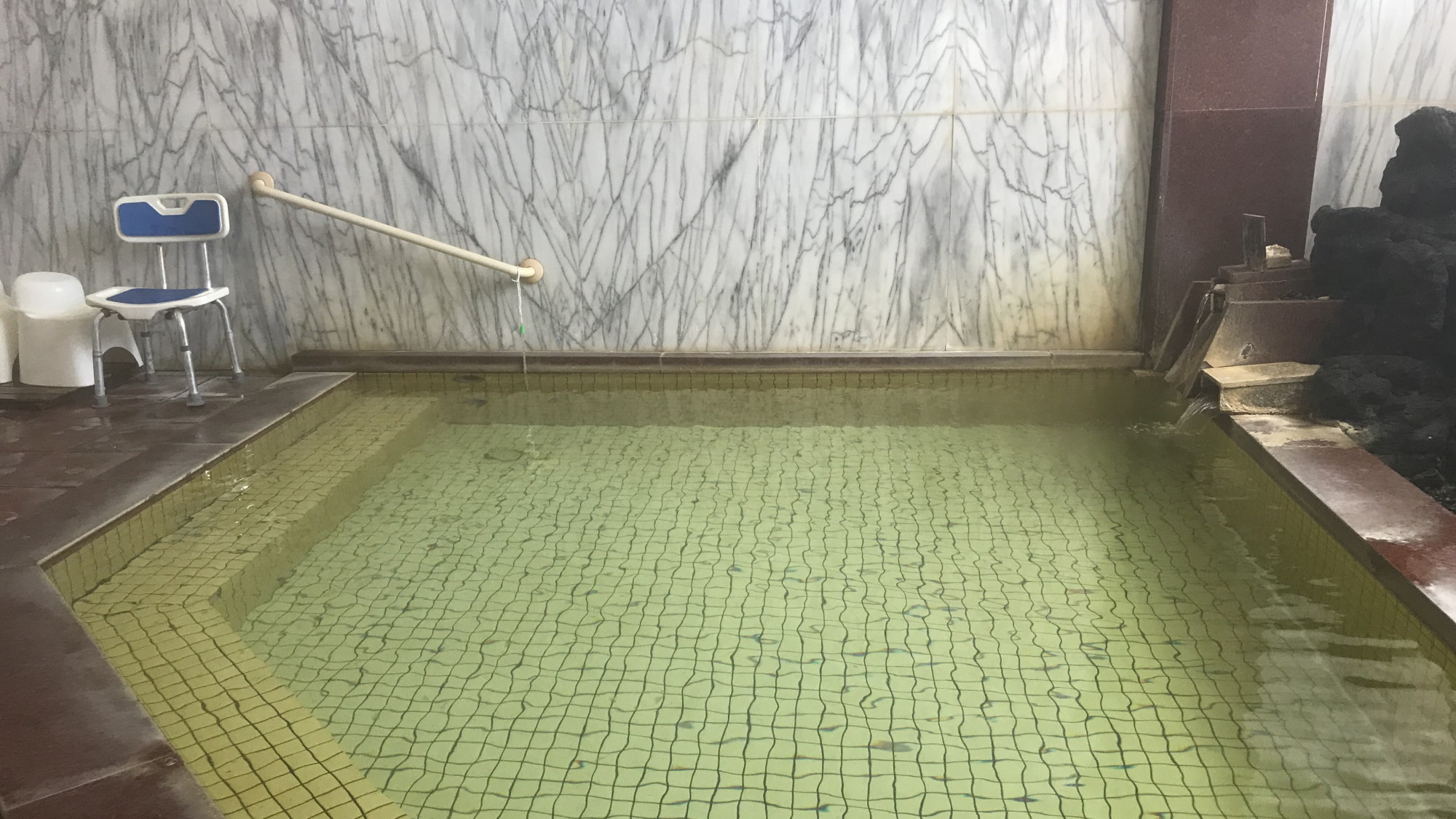 【大浴場（中）】松之山温泉「鏡の湯」は当館が源泉を所有しております。