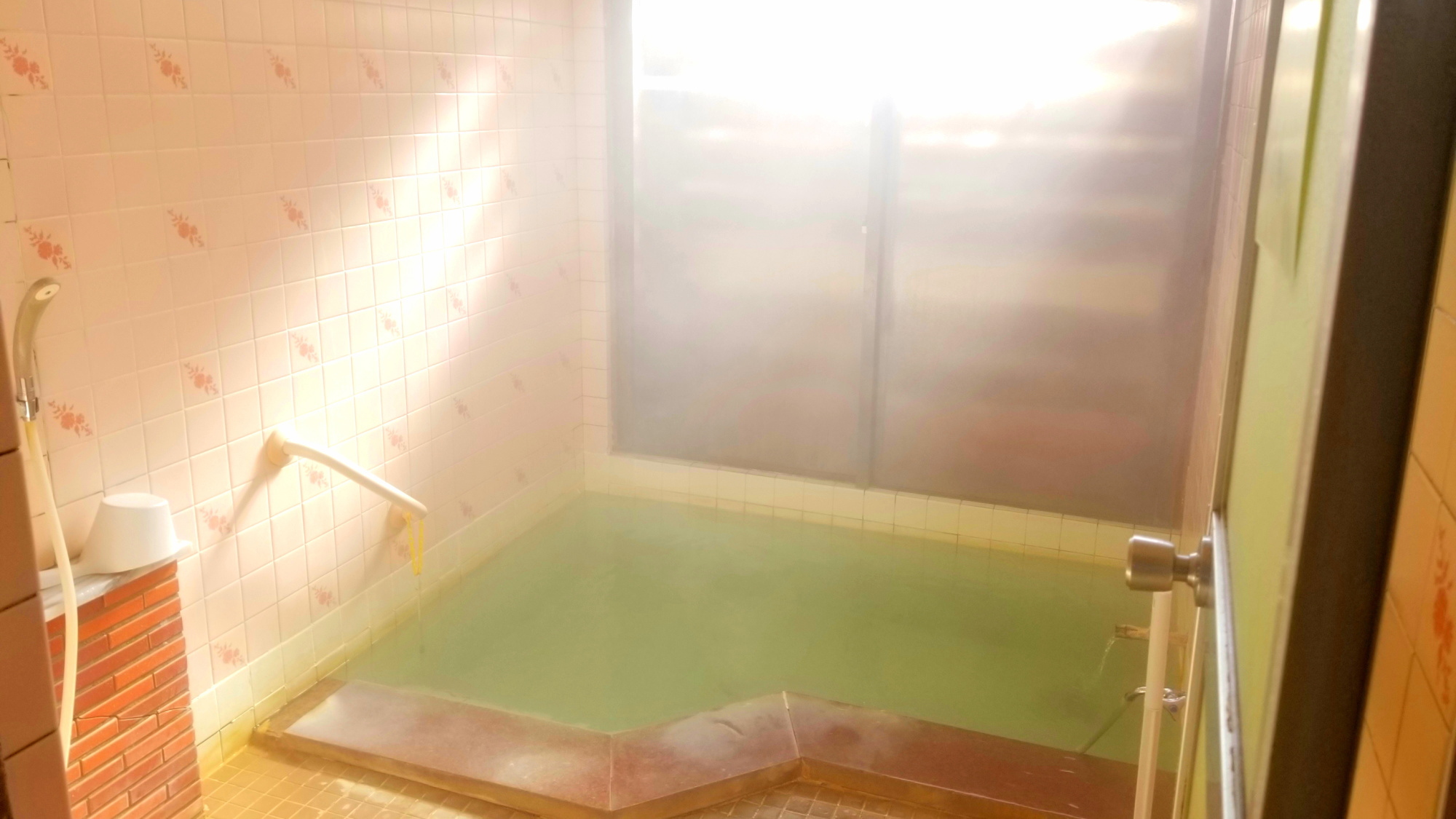 【貸切の家族風呂】大浴場とは泉質が異なる「鷹の湯」で100％かけ流しの温めの温泉です。