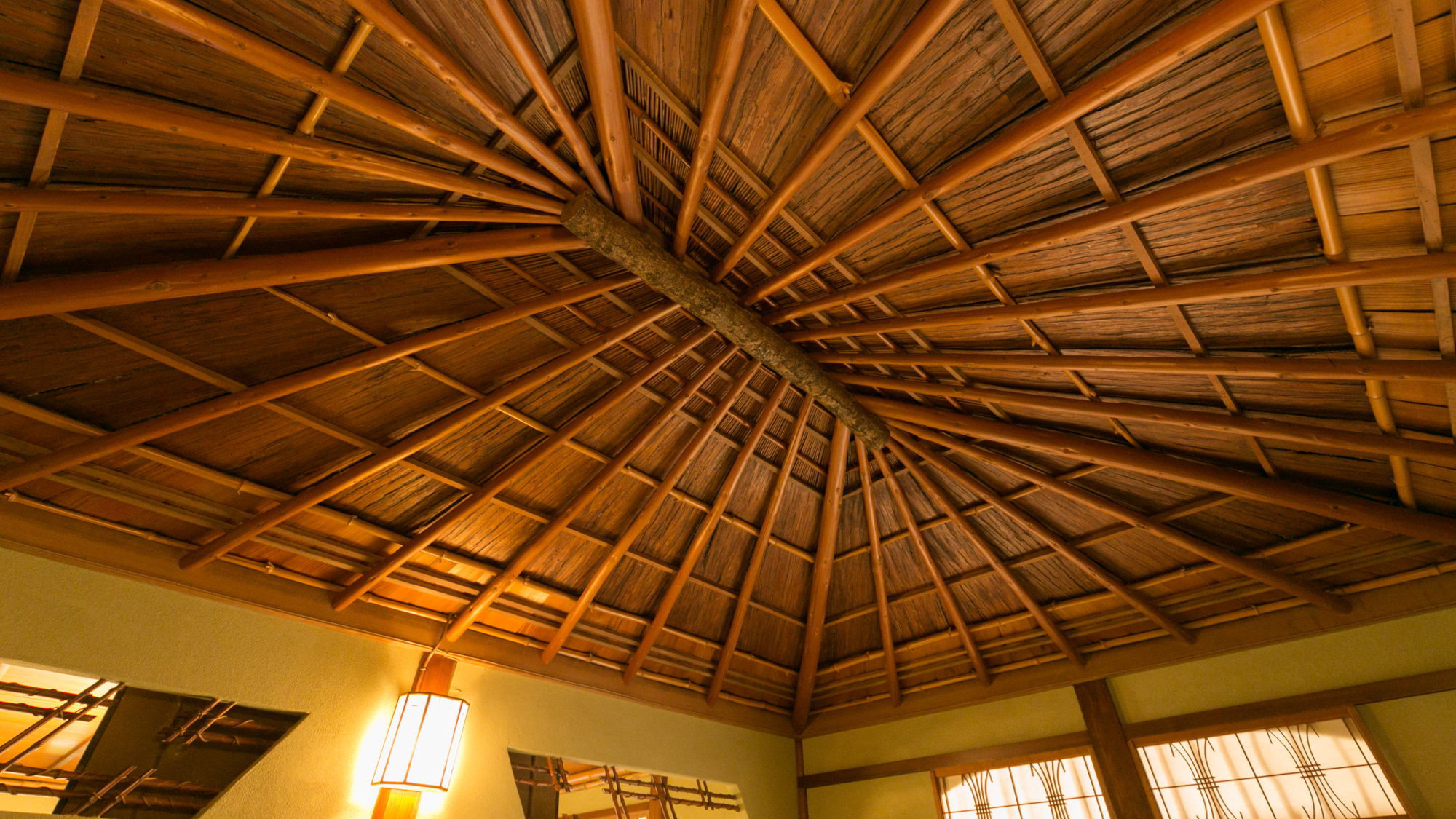 【本館特別室／管領の間】傘を張った様な天井です