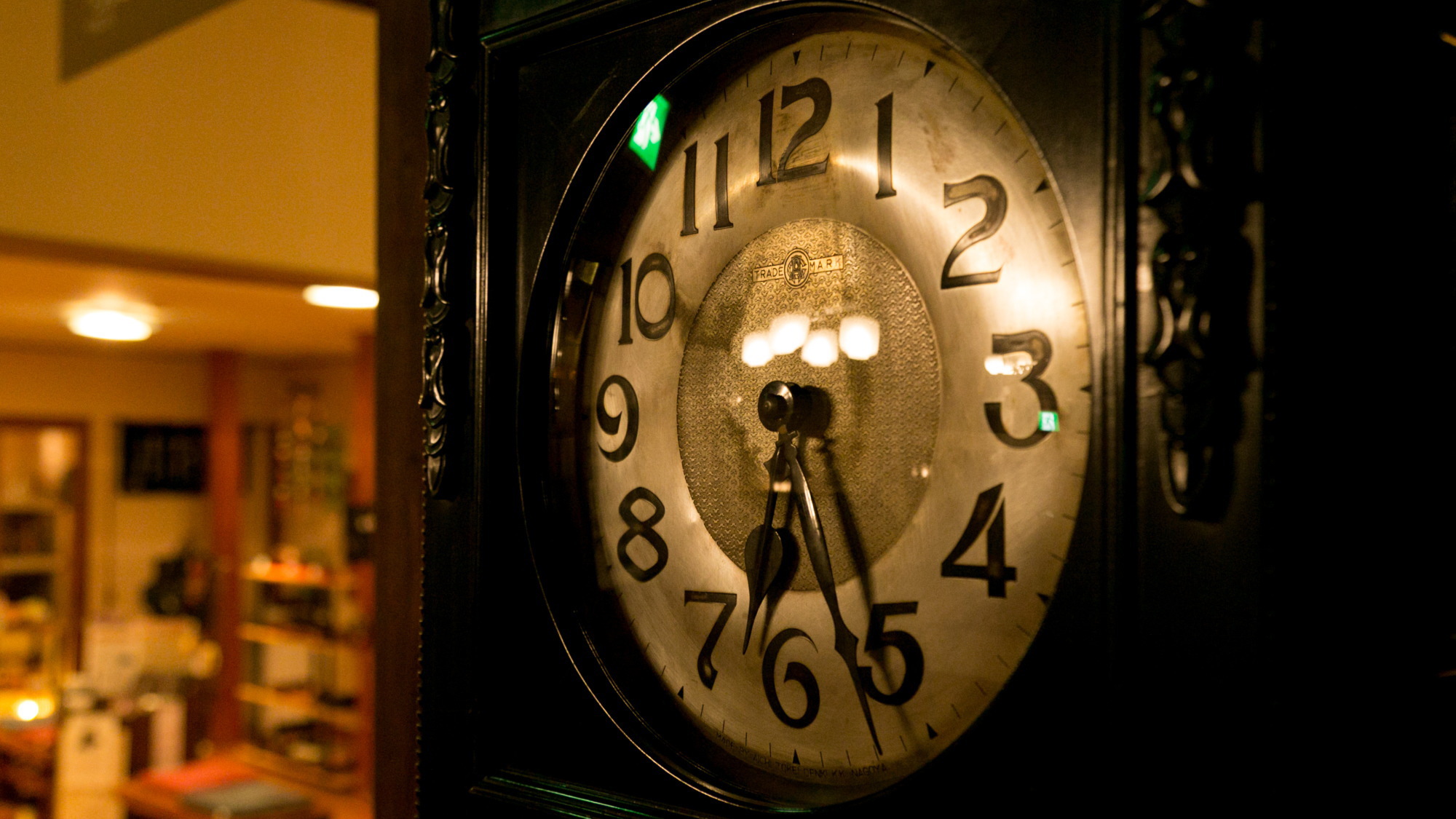 【本館】ロビーの大きな黒時計が、今も時間を刻んでいます。