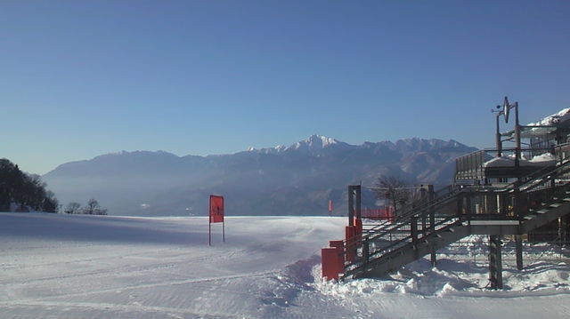 早朝の富士見高原スキー場ゲレンデ