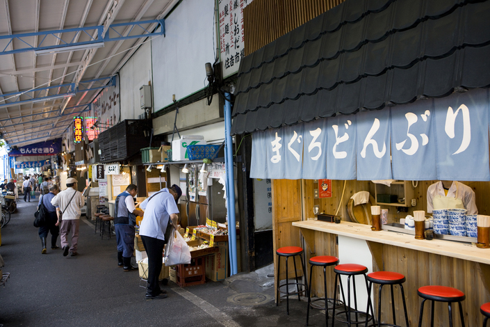 築地・場外市場には朝早くから行列ができるお店も