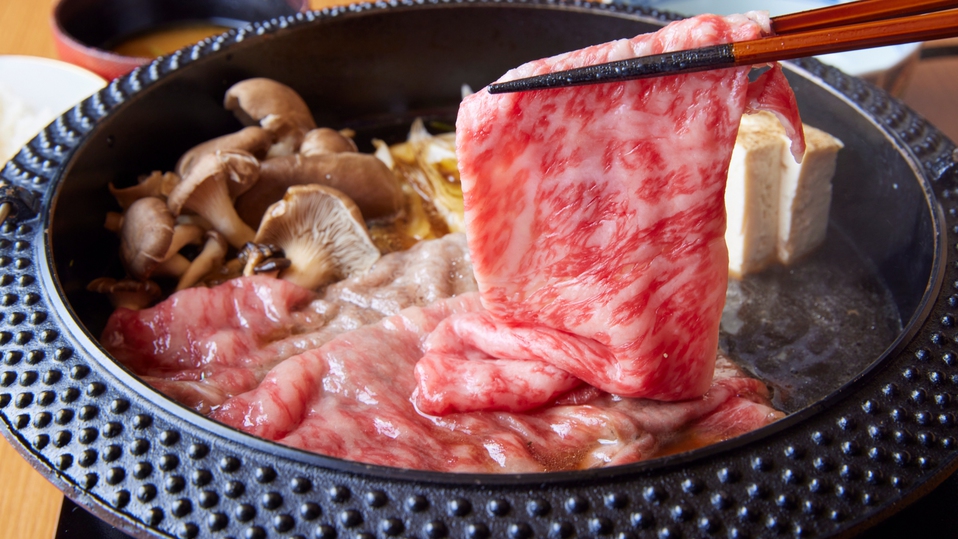 【WAGYU SUKIYAKI 極】脂肪と赤身のバランスが絶妙であり、甘み・風味に優れています