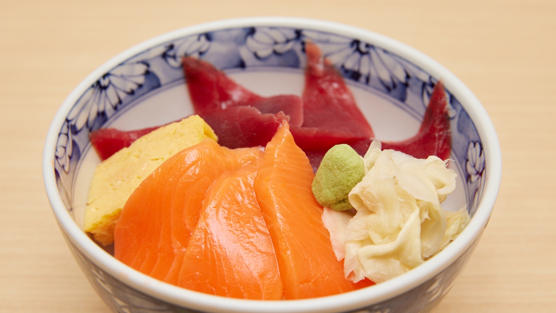 【選べる朝食４種】築地市場でのマグロサーモン丼