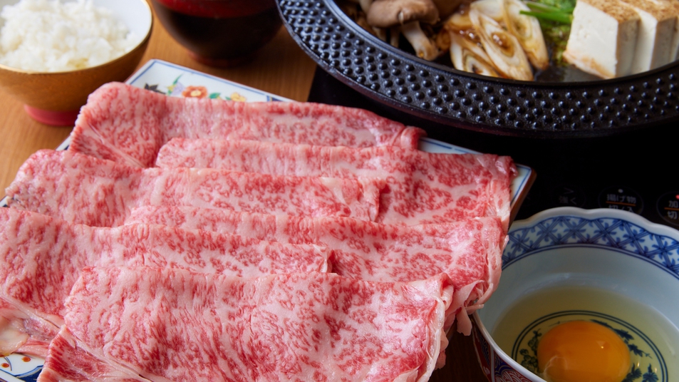 【WAGYU SUKIYAKI 極】牛肉の中でも最高級の部位といわれるサーロインを使用した贅沢な一品