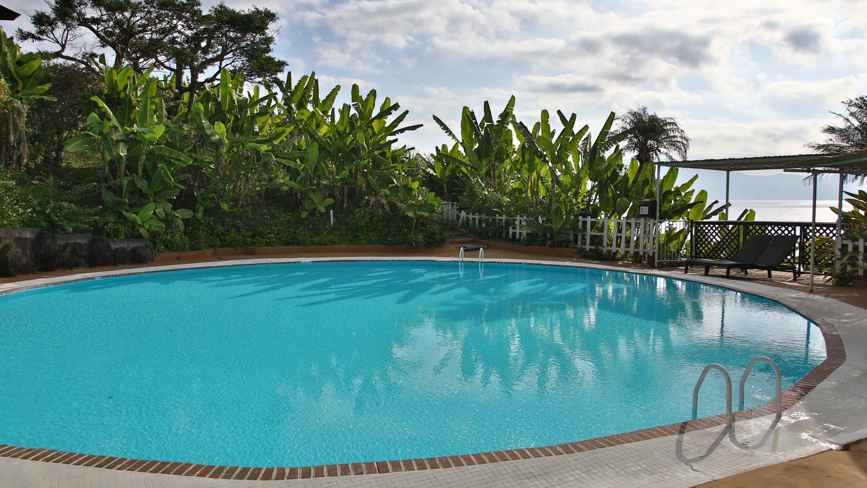 【屋外プール】夏季限定の屋外プール。夏休み期間中、ご宿泊者は無料でプールをご利用いただけます♪