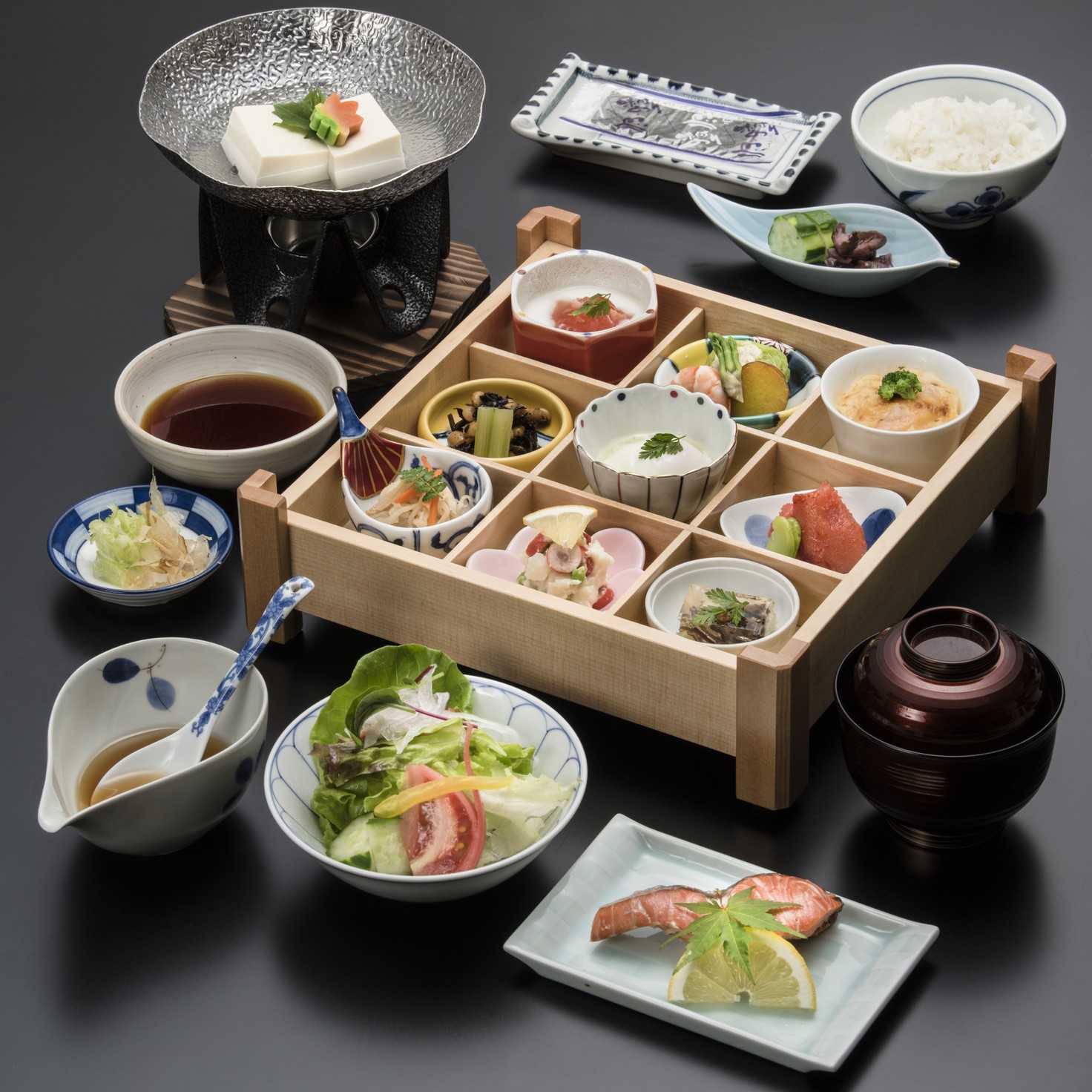 【朝食】体に優しく、バランスの取れた京都伝統の和食善をご用意しております。