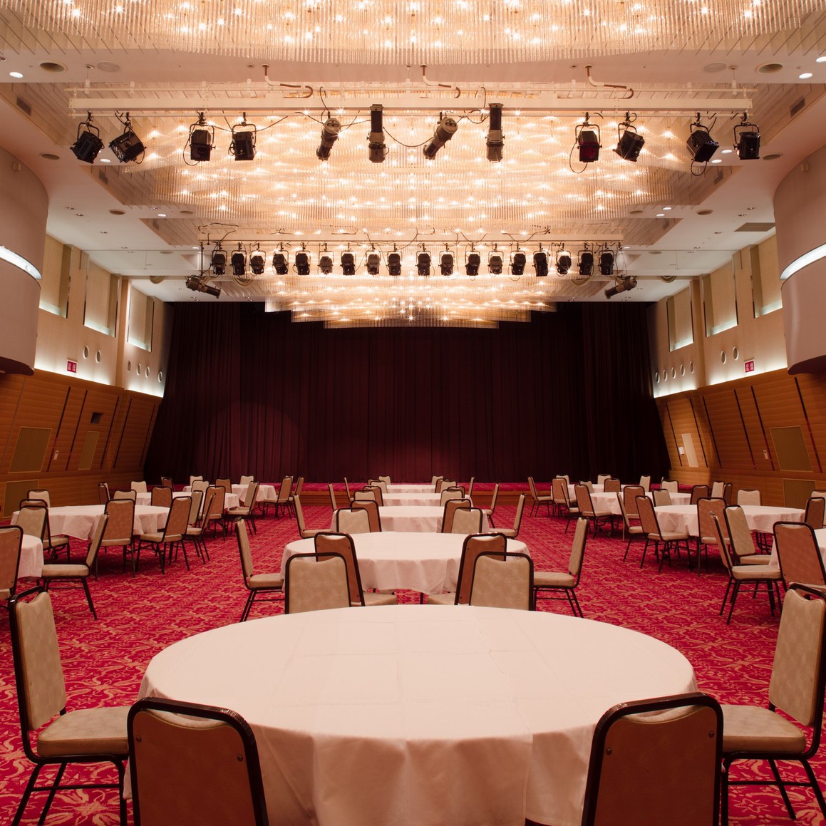 【大ホール】最大400名で利用できる大ホールは、シアター付き。会議や研修、映画鑑賞にも。