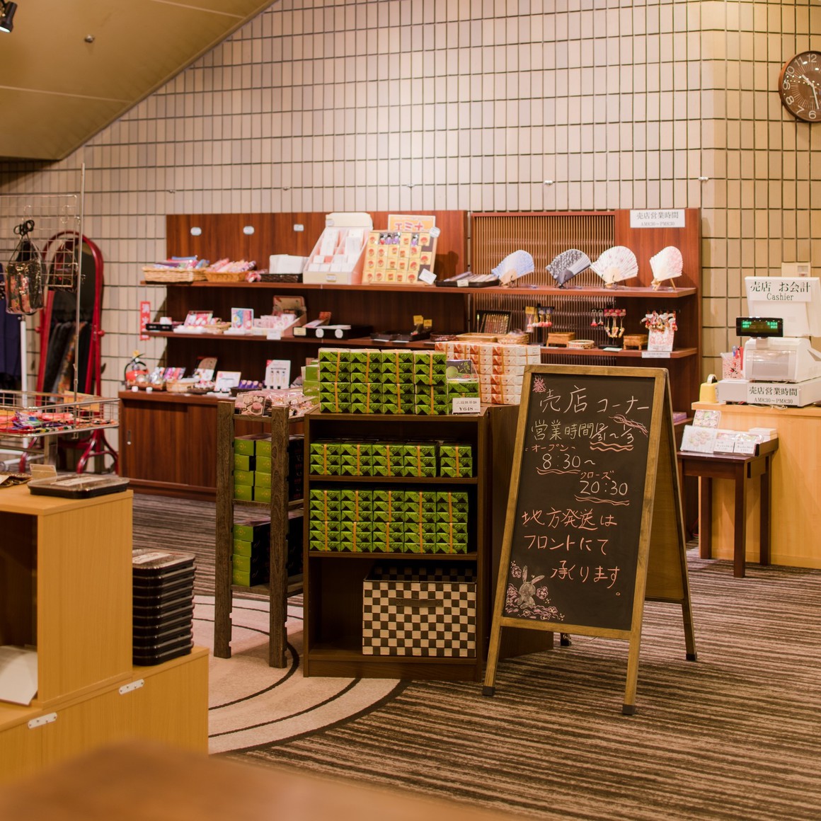 【お土産売り場】後回しになりがちなお土産の購入も、ホテル併設ならごゆっくり検討いただけます。