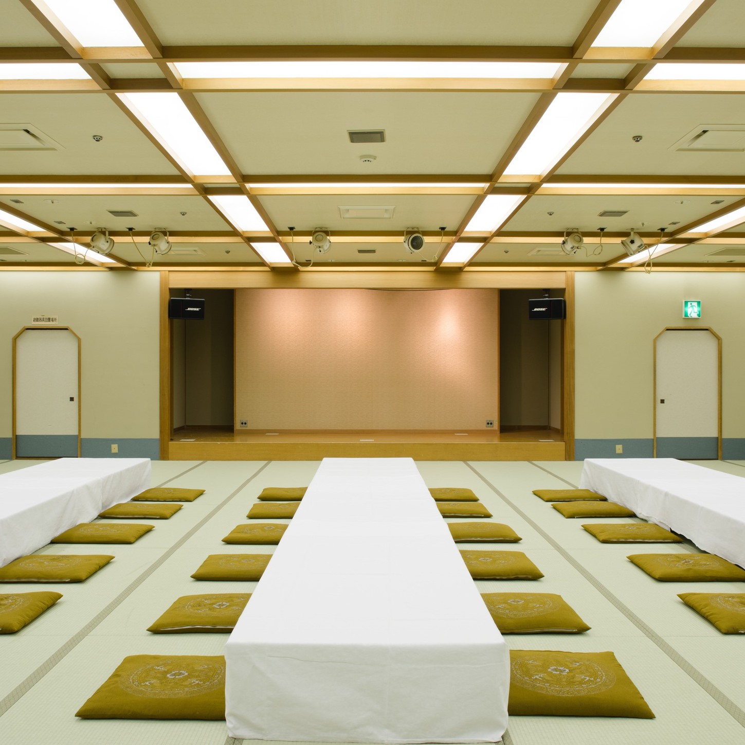 【宴会場中】最大96名でご利用いただける「嵐山」のお部屋は、ご慶事やお祝いごとにもぴったりです。