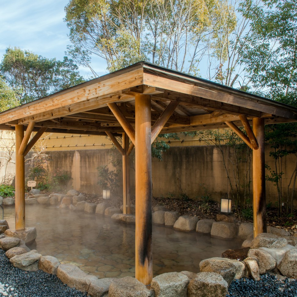 【露天風呂】当ホテルの温泉は、日帰り利用も可能です。温泉をお気軽にお楽しみください。