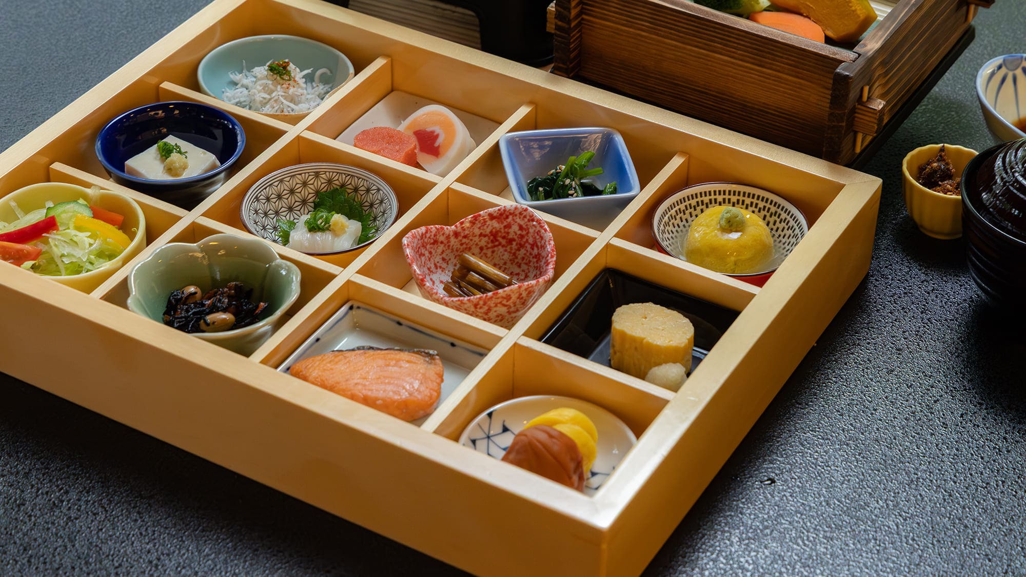 彩り豊かな十二割弁当をご用意。朝のひとときを華やかに演出します。