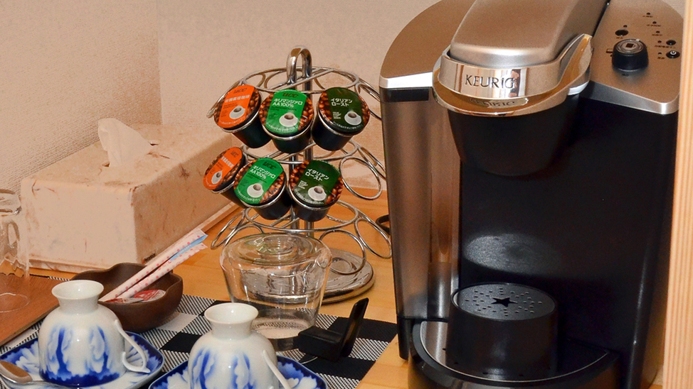 【特別室／佐嘉の間】コーヒーマシーンを設置。気軽に美味しいコーヒーをお愉しみください。
