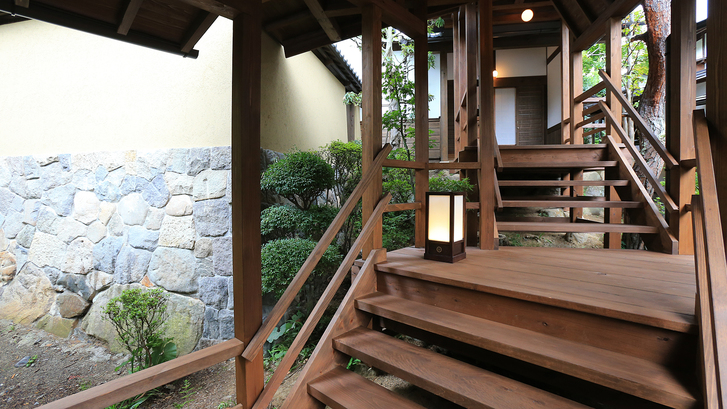 国内でも珍しい「宿泊できる武家屋敷」桜御殿に通ずる階段