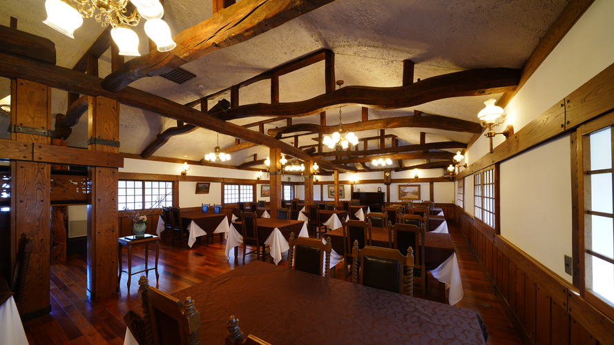 梁の天井が美しい・大正浪漫風の「食堂」