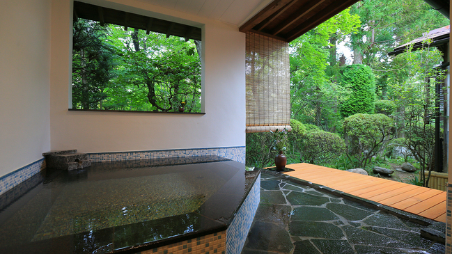 天然温泉露天風呂付き特別室和洋室２３番の露天風呂