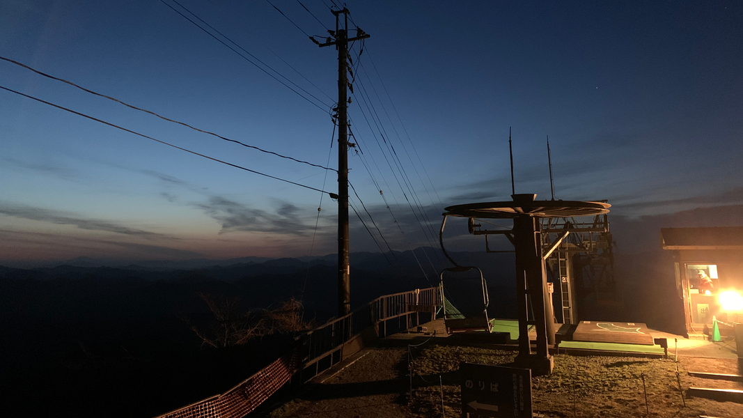 天空の朝ごはん夜明け前のリフト山頂側