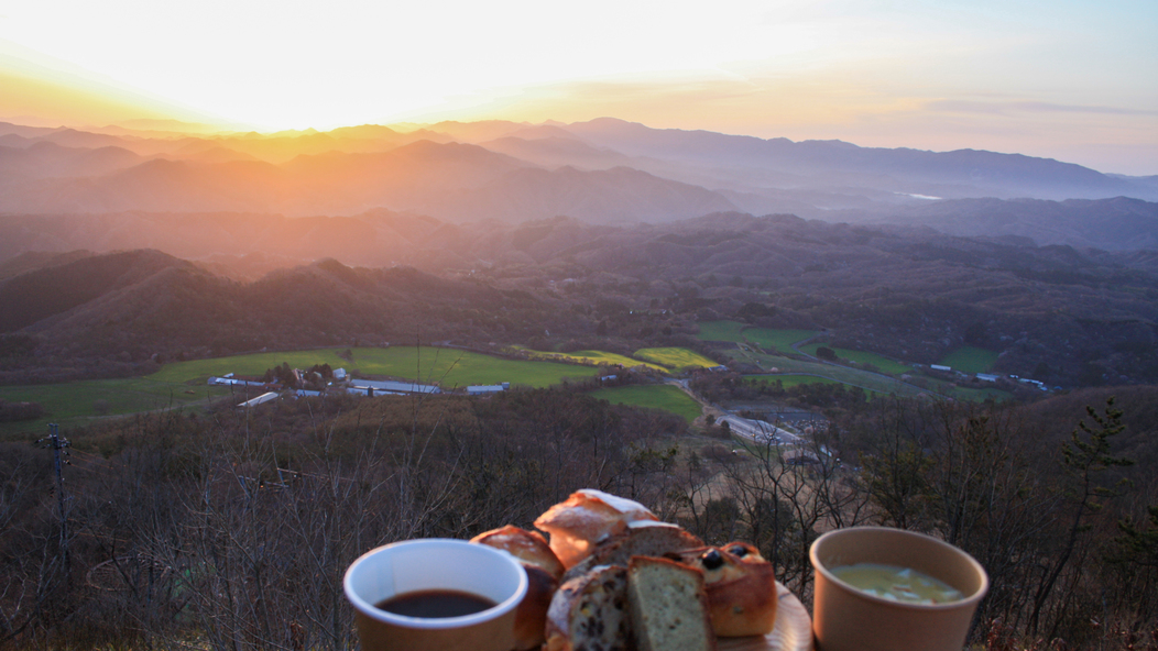 天空の朝ごはん春季の山頂からの風景菜の花