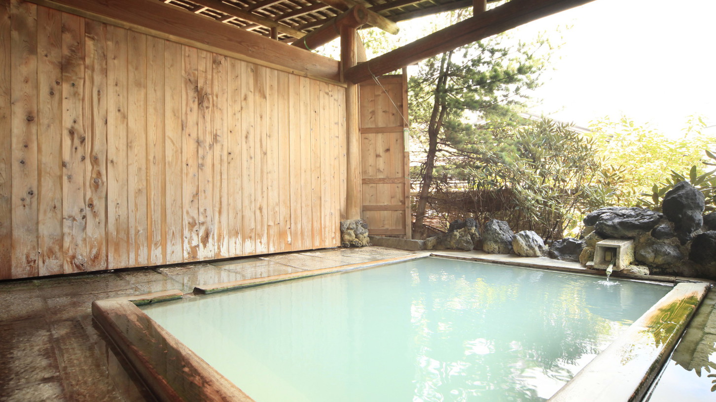草津唯一の湯畑を望める露天風呂。名湯”;白旗源泉”;100%掛け流しです。