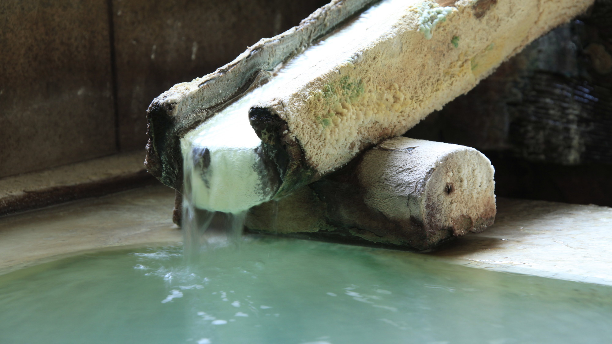 名湯『白旗の湯』は、草津地域でも10軒の宿でしかお楽しみいただけない希少温泉です。