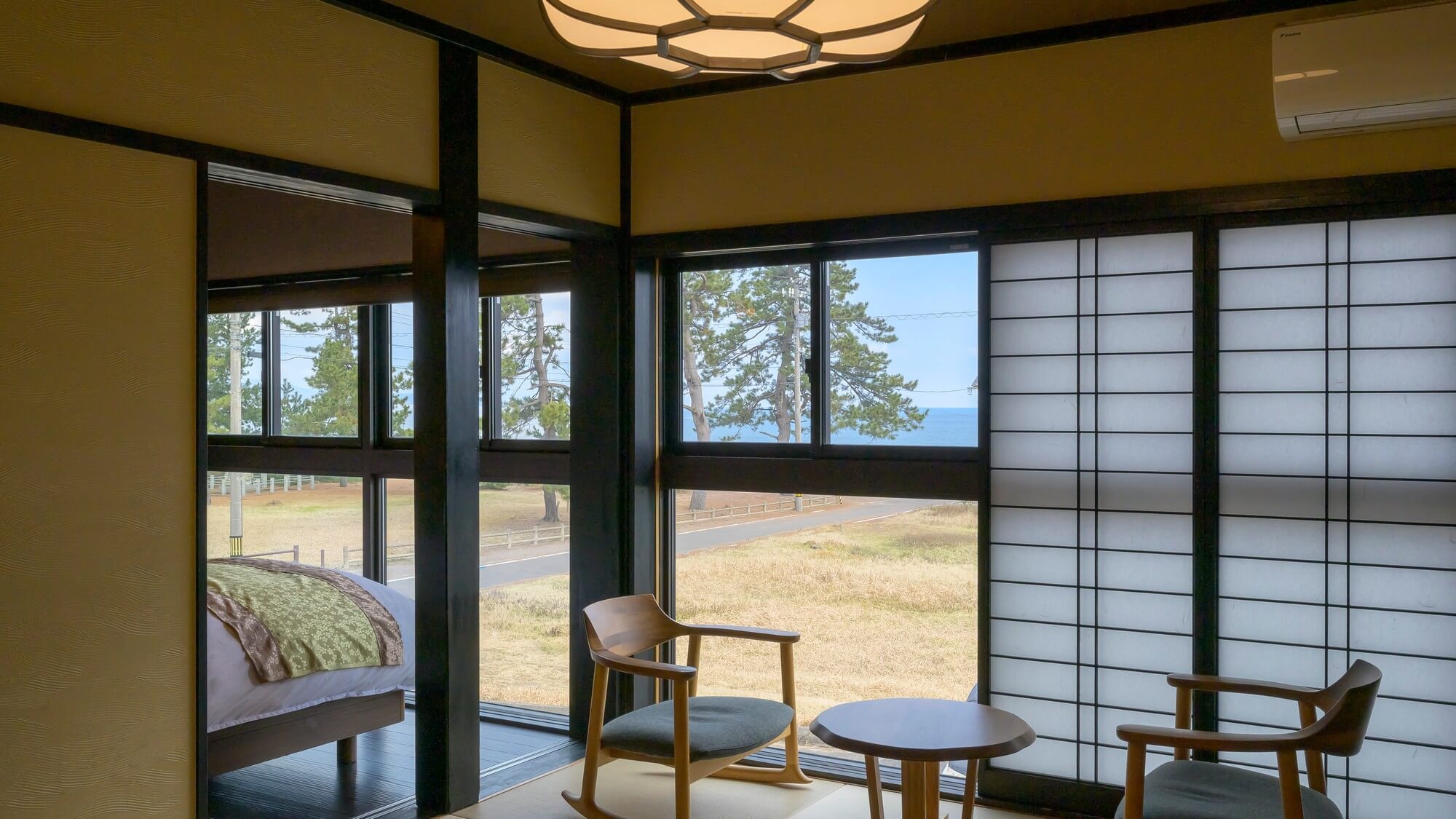 2F海一望和洋室＜有磯-ariso＞窓いっぱいに広がる海。開放的な空間で、心地よい滞在を。