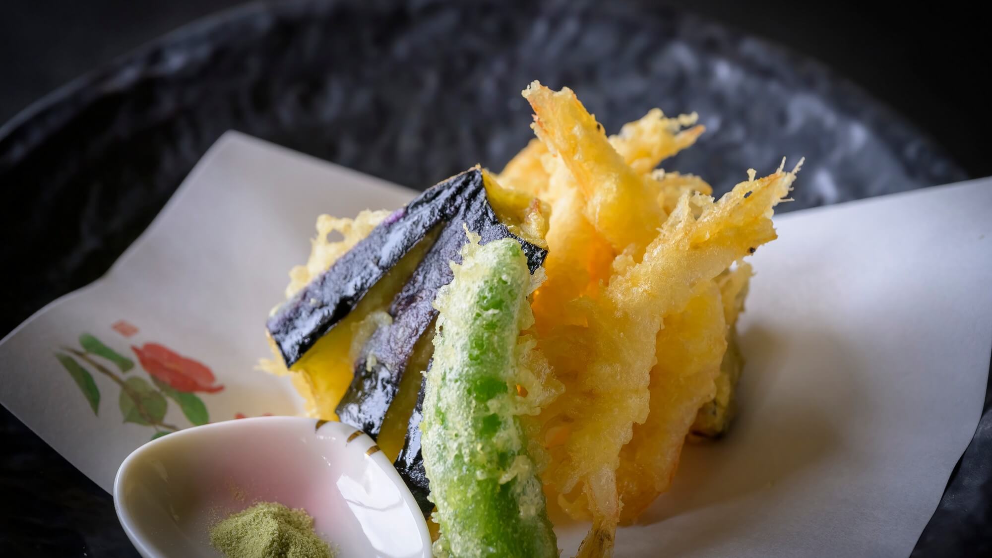 【白海老の天麩羅】富山湾の宝石「白海老」を天ぷらに。サクサク食感と身の甘さをご堪能ください。