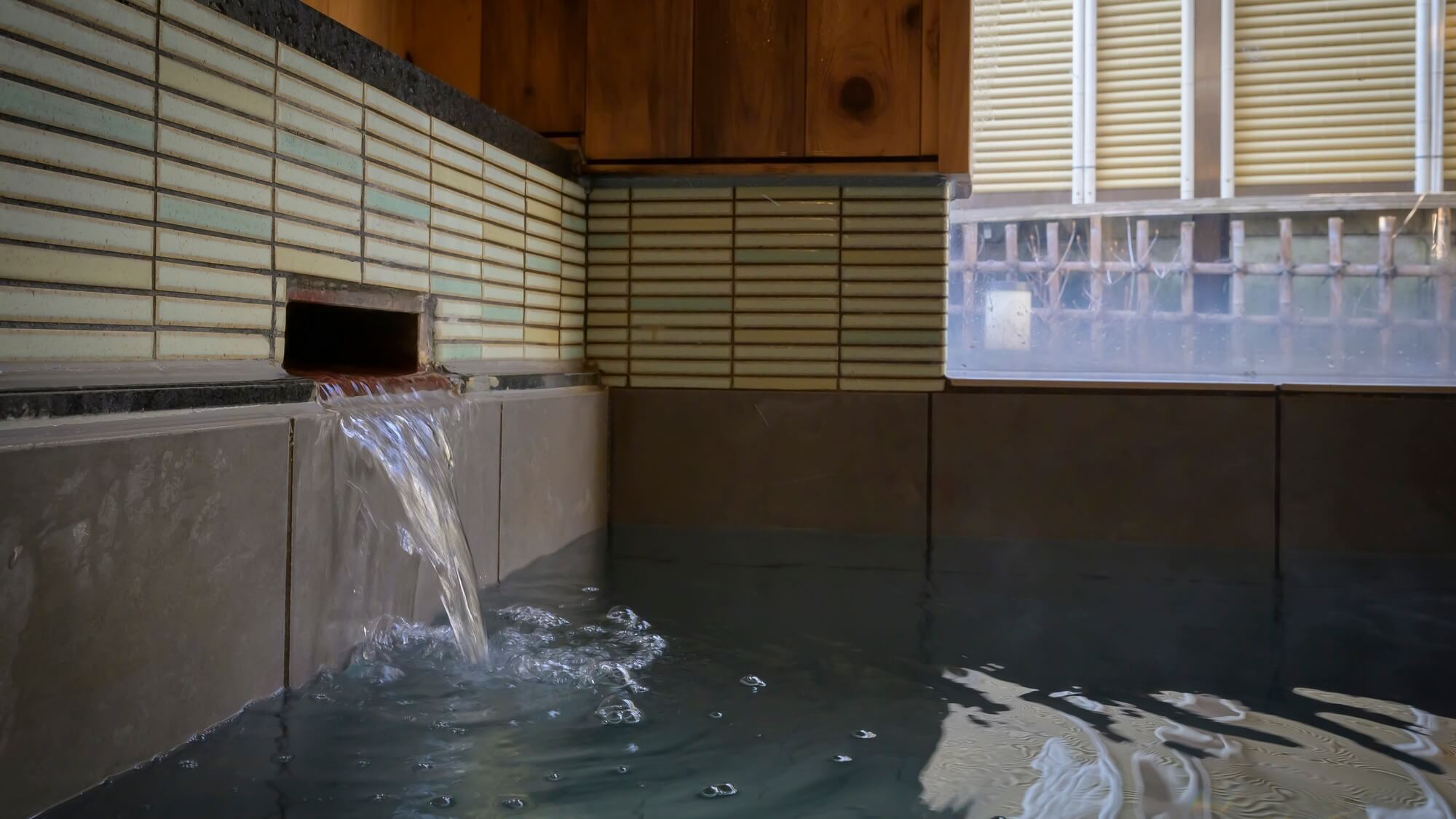 【100％天然温泉】ほのかに潮の香りがする、さらっと透明な天然温泉です。