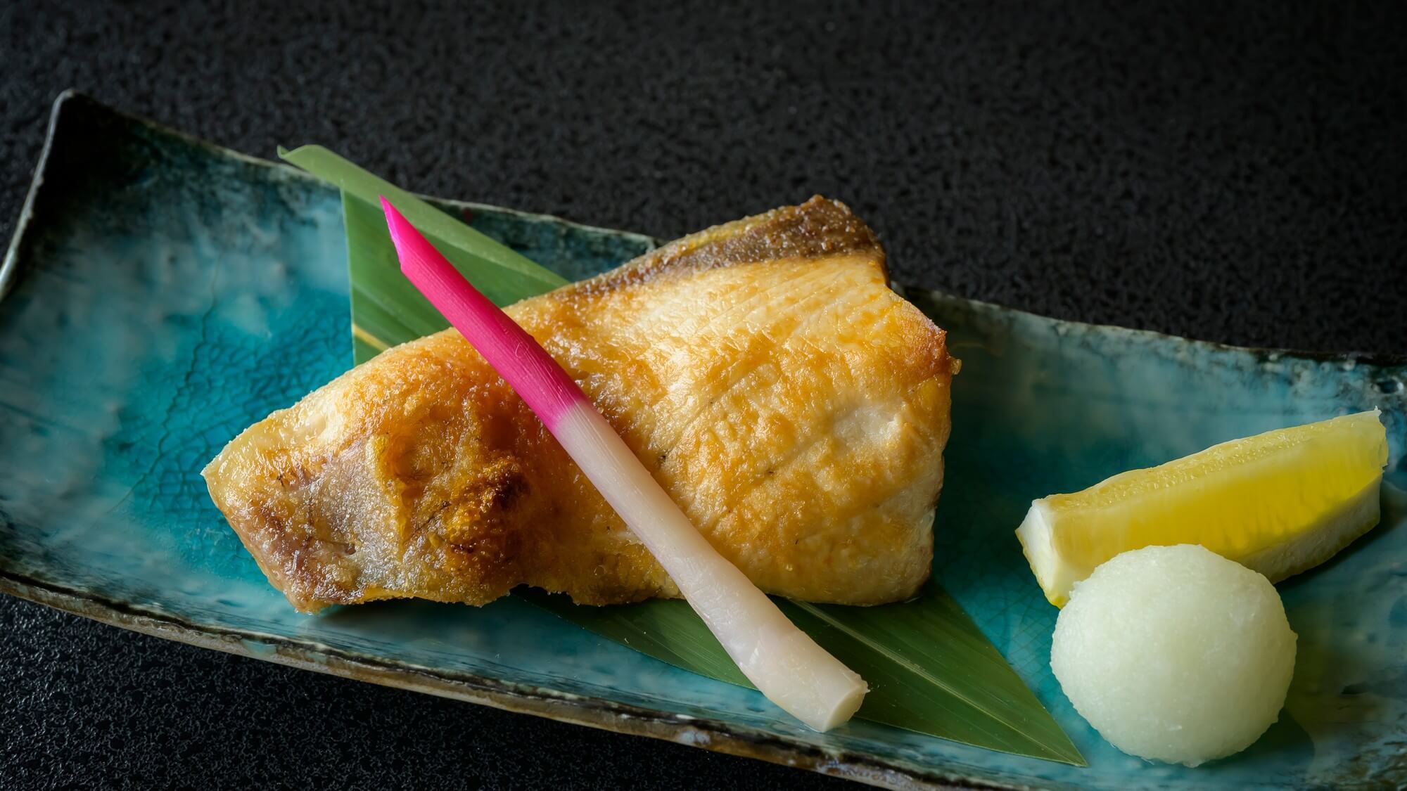【鰤の塩焼き】ふっくら焼きあがった脂乗りの良い鰤は、富山の冬の味覚代表格です