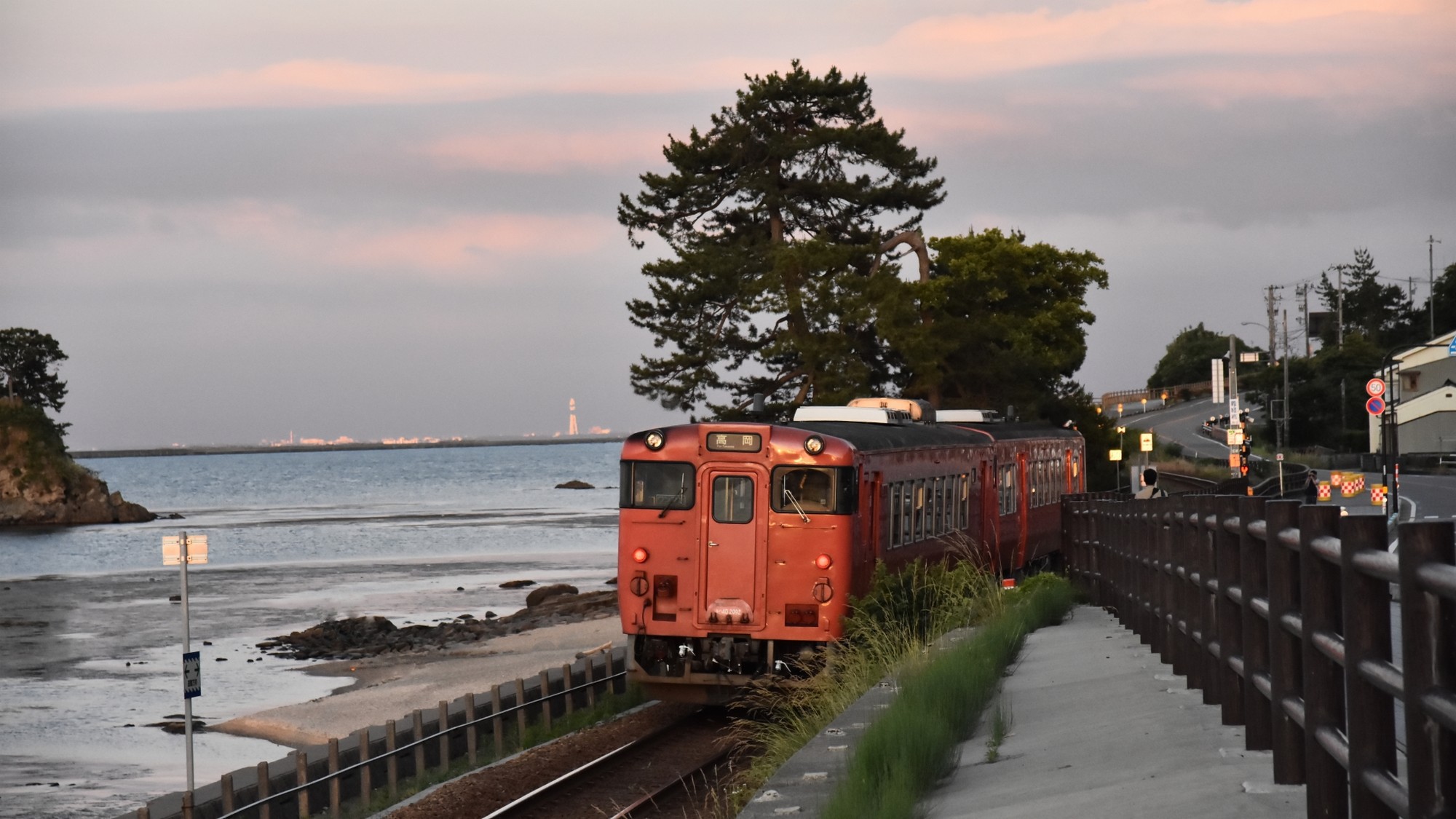 海沿いを走る電車で景色を楽しむのもいいですね！