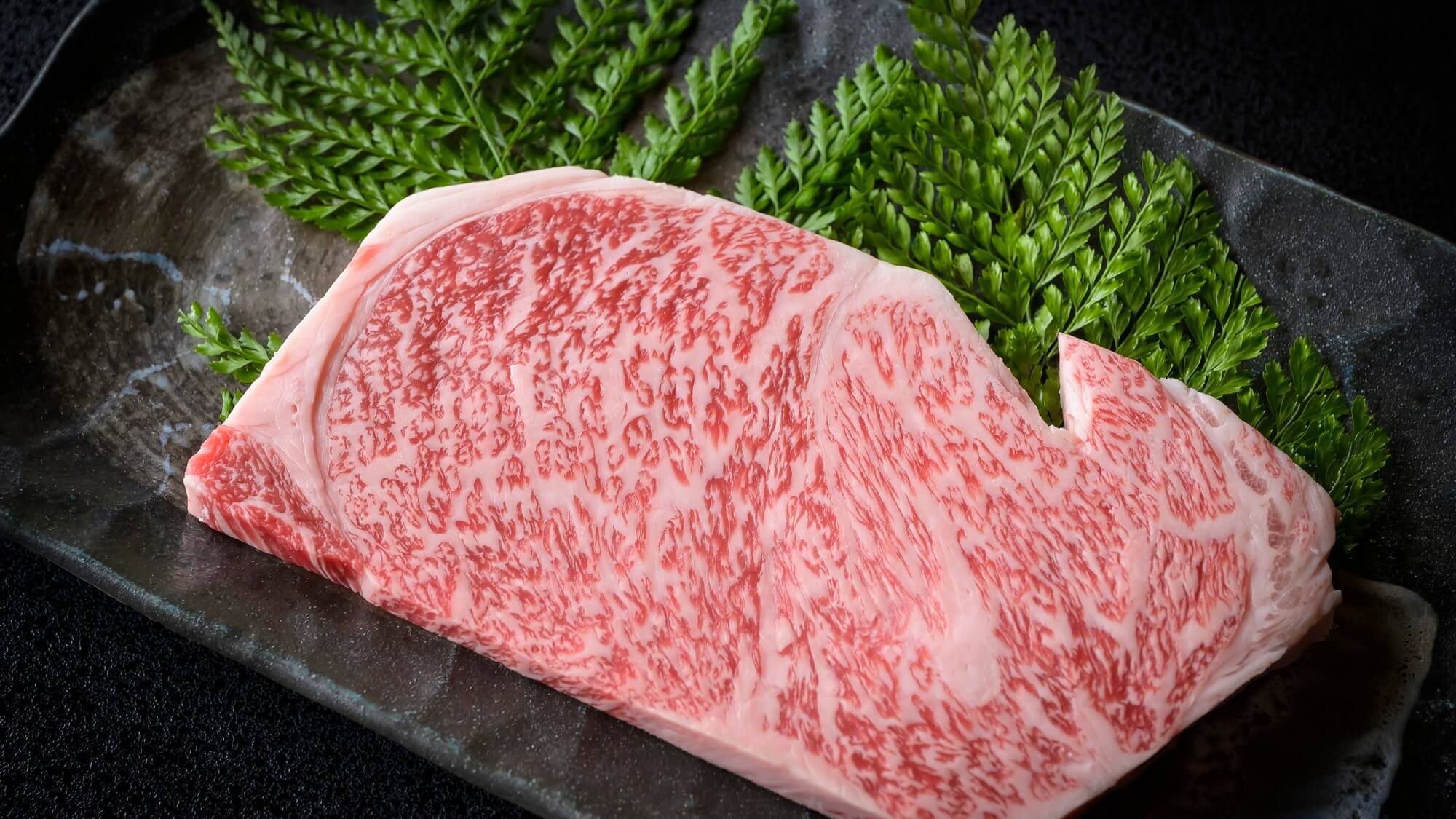 【氷見牛ステーキ】緑豊かな中山間地域で育った、ブランド和牛「氷見牛」を贅沢にステーキで。