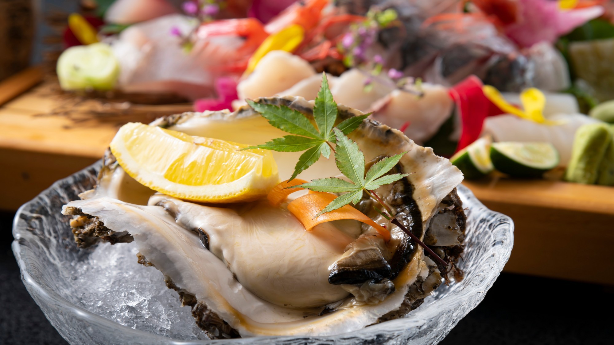 夏の味覚「岩牡蠣」立派な大きさに驚かれるお客様も。
