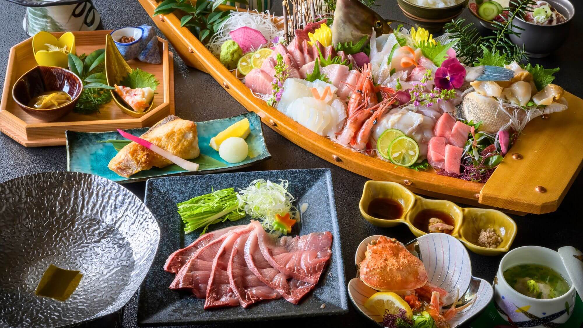 【鰤しゃぶ会席】氷見の冬の王者、脂乗りの良い「寒ブリ」を、お造りとしゃぶしゃぶでご堪能ください。