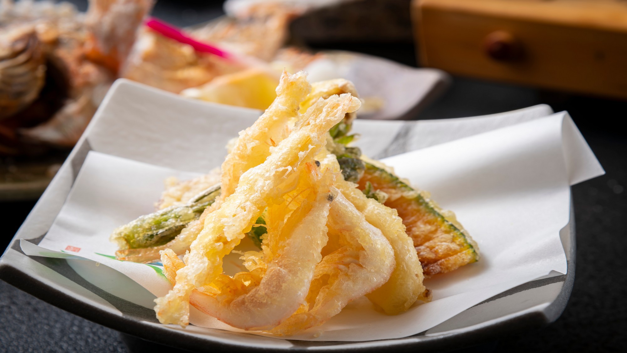 富山湾の宝石「白海老」を天ぷらに。さくっと甘く香ばしい味わいは幅広い世代に人気です。