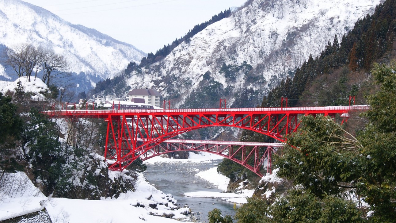 雪に覆われた黒部峡谷鉄道の美しい景色