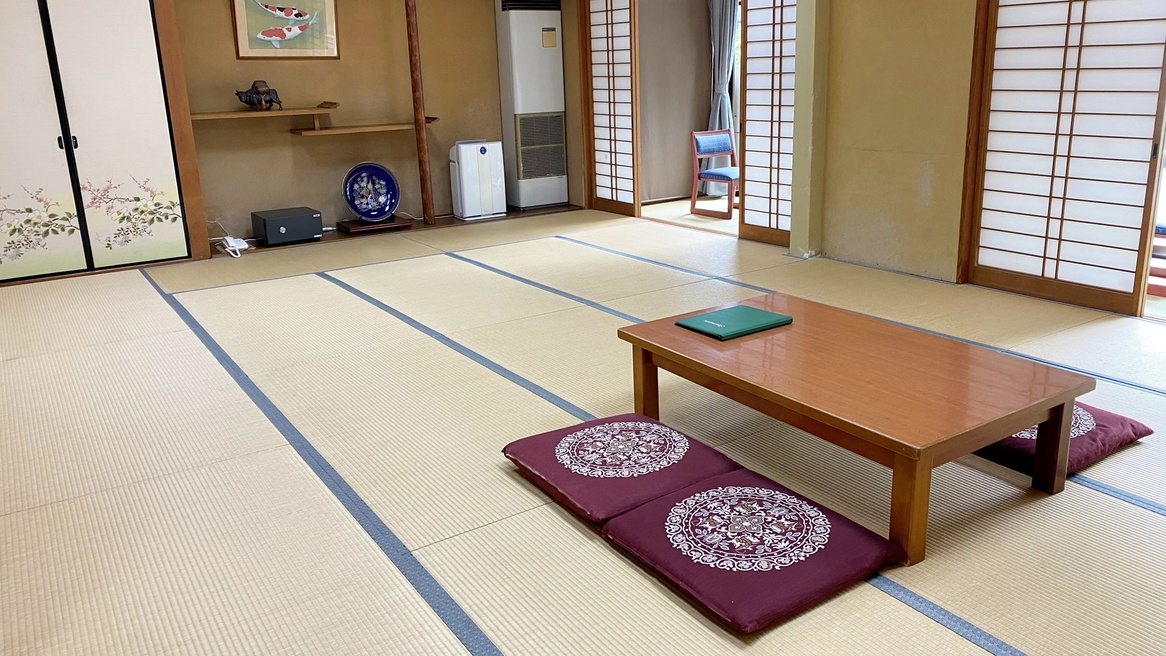 【和室一例】和室20畳(トイレなし/禁煙)。純和風の落ち着いた佇まいの客室。