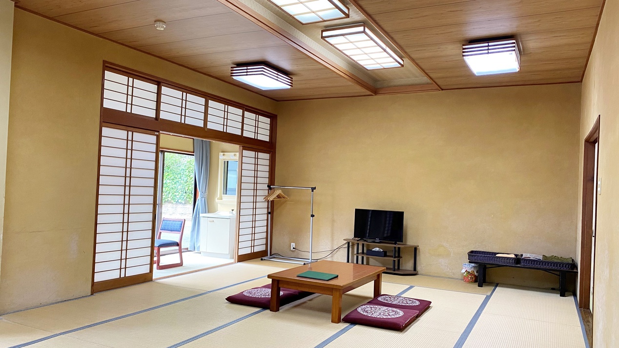 【和室一例】和室20畳(トイレなし/禁煙)。当館で一番広いお部屋！純和風の落ち着いた佇まいの客室。